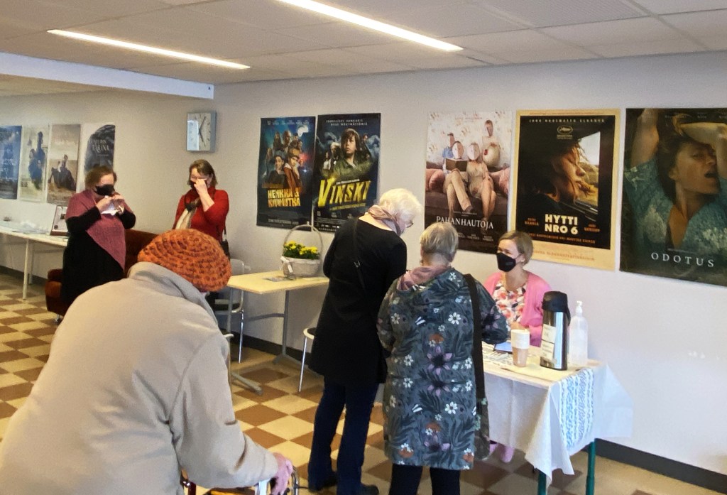 Kahvia mukaan otettavaksi näytökseen.